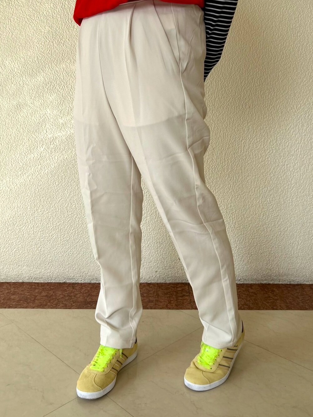 レッド系のTシャツ/カットソー、イエロー系のスニーカーを着用したレディースの春コーディネートの2枚目の写真