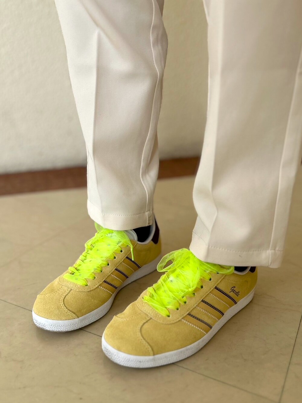 レッド系のTシャツ/カットソー、イエロー系のスニーカーを着用したレディースの春コーディネートの4枚目の写真