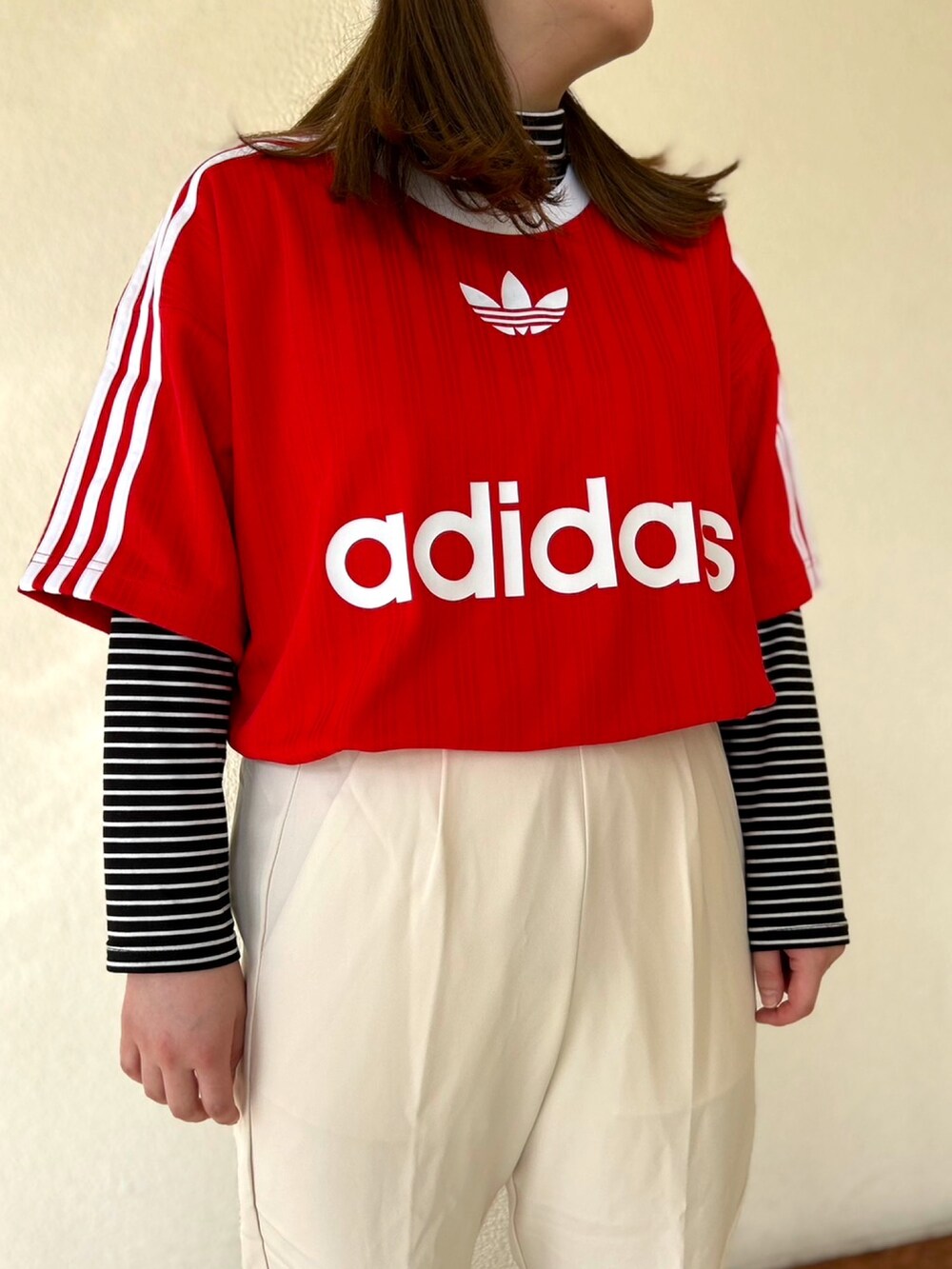 レッド系のTシャツ/カットソー、イエロー系のスニーカーを着用したレディースの春コーディネートの3枚目の写真