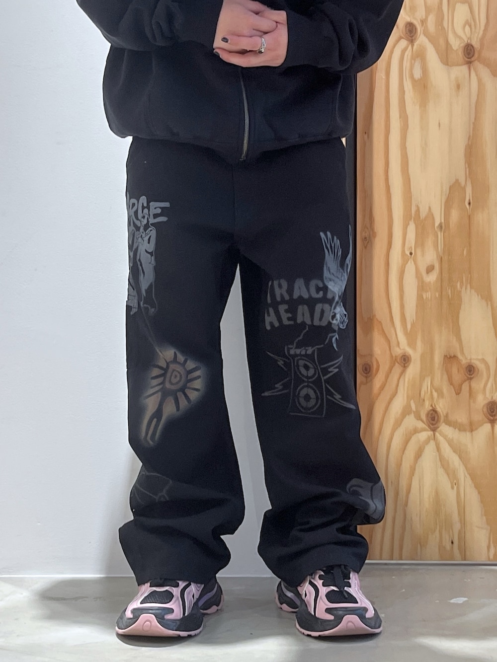 ブラック系のパーカー、ブラック系のデニムパンツを着用したメンズの秋コーディネートの4枚目の写真