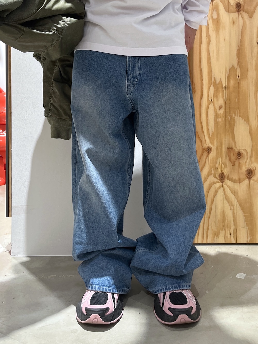 ホワイト系のTシャツ/カットソー、ブルー系のデニムパンツ、グリーン系のMA-1を着用したメンズの冬コーディネートの6枚目の写真