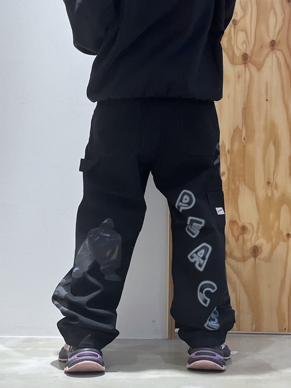 ブラック系のパーカー、ブラック系のデニムパンツを着用したメンズの秋コーディネートの6枚目の写真