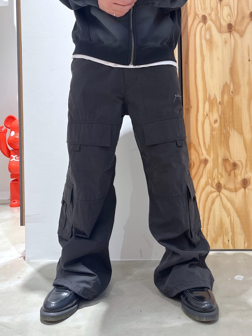 ブラック系のカーゴパンツ、ブラック系のパーカー、グレー系のニットキャップ/ビーニーを着用したメンズの秋コーディネートの4枚目の写真