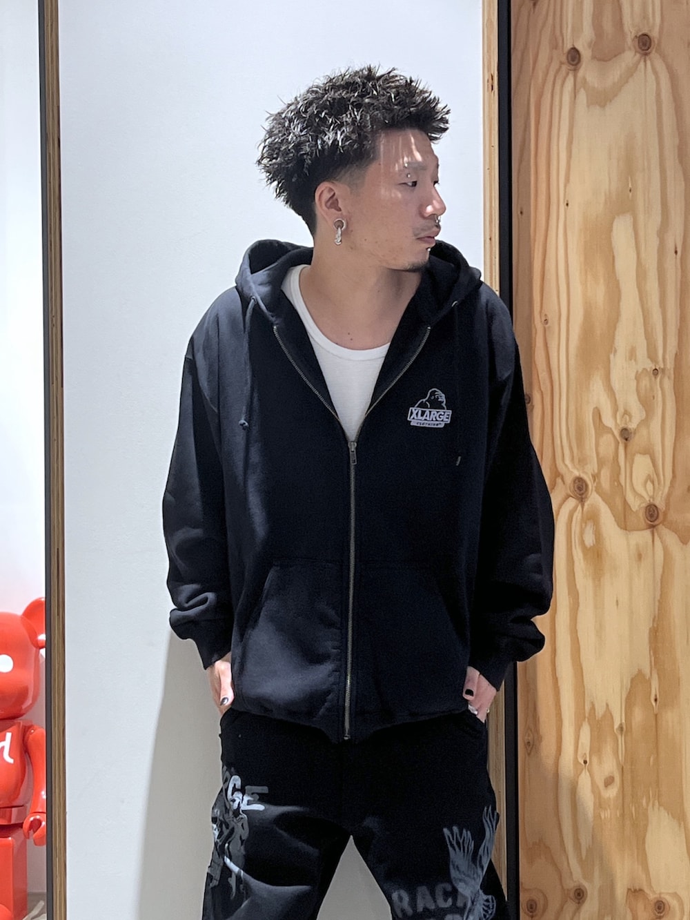 ブラック系のパーカー、ブラック系のデニムパンツを着用したメンズの秋コーディネートの3枚目の写真