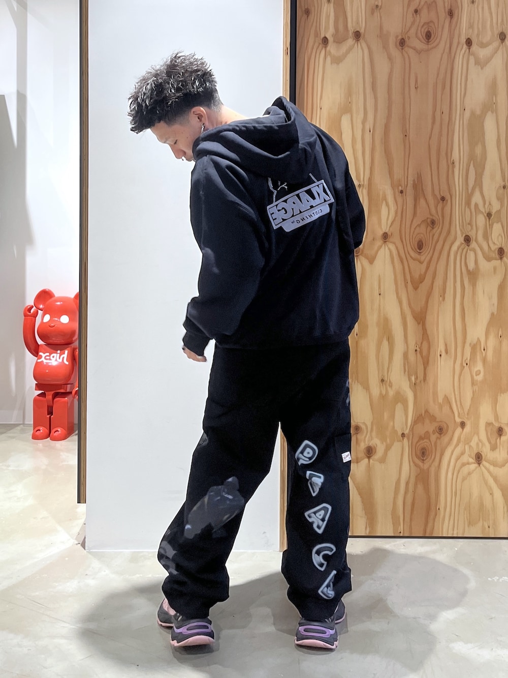 ブラック系のパーカー、ブラック系のデニムパンツを着用したメンズの秋コーディネートの2枚目の写真