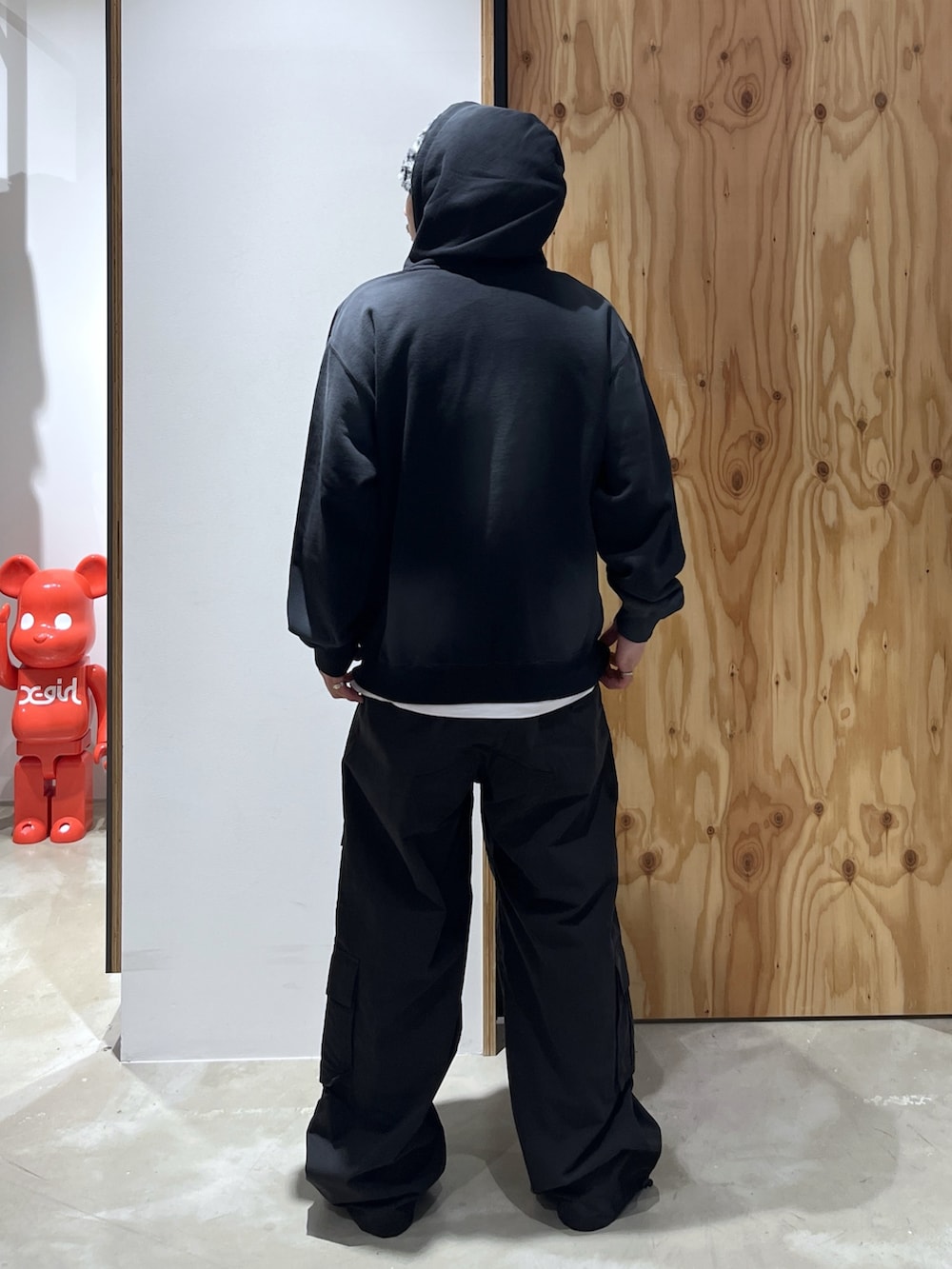 ブラック系のカーゴパンツ、ブラック系のパーカー、グレー系のニットキャップ/ビーニーを着用したメンズの秋コーディネートの2枚目の写真