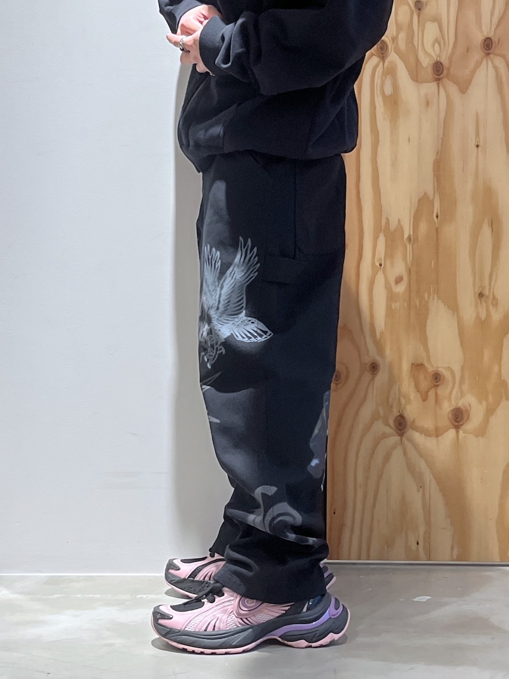 ブラック系のパーカー、ブラック系のデニムパンツを着用したメンズの秋コーディネートの5枚目の写真