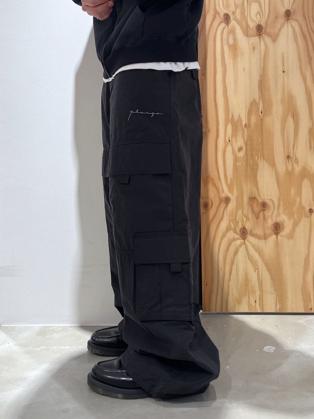 ブラック系のカーゴパンツ、ブラック系のパーカー、グレー系のニットキャップ/ビーニーを着用したメンズの秋コーディネートの5枚目の写真