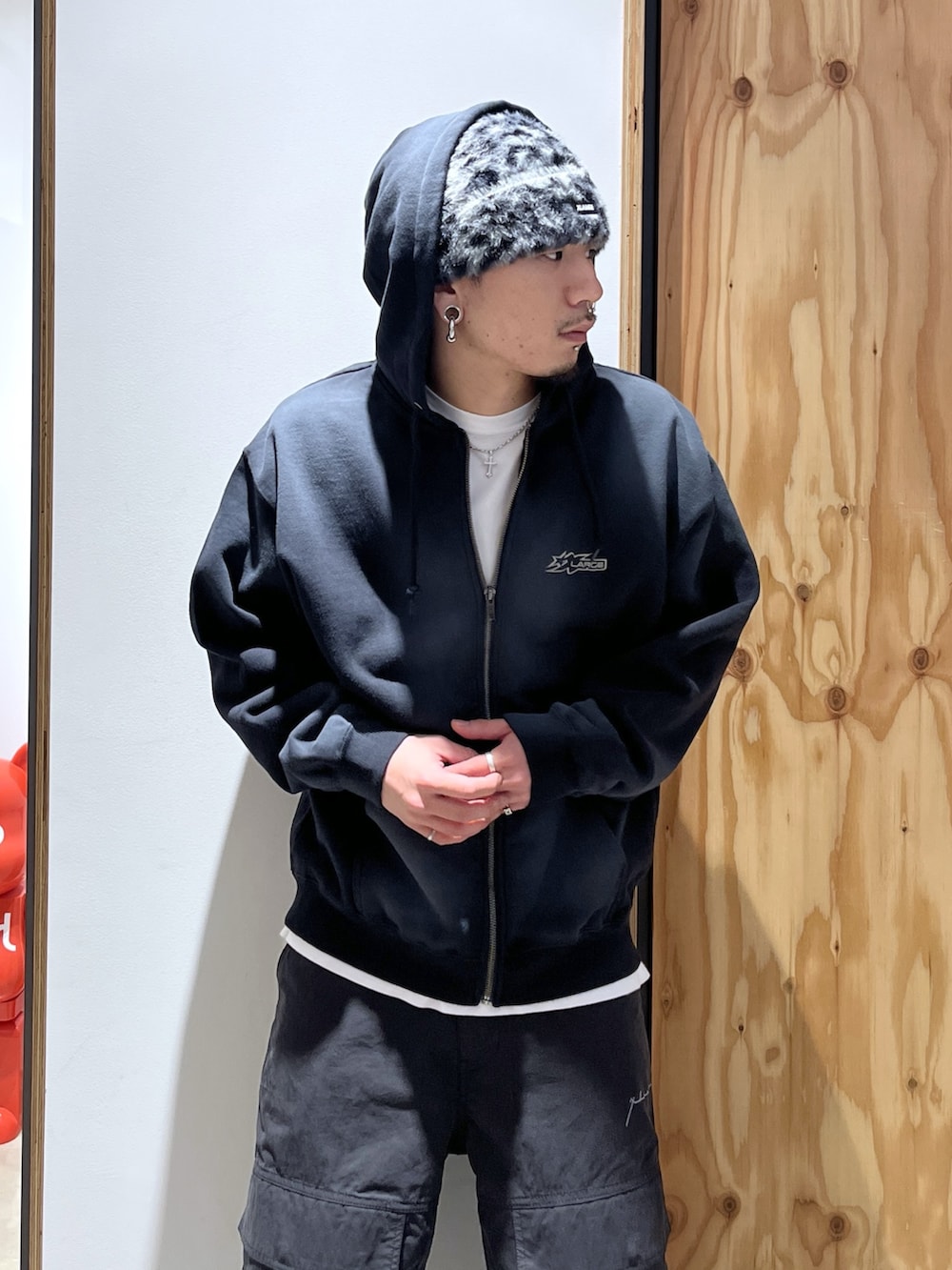 ブラック系のカーゴパンツ、ブラック系のパーカー、グレー系のニットキャップ/ビーニーを着用したメンズの秋コーディネートの3枚目の写真