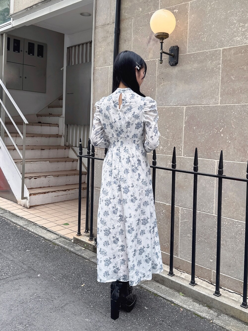 ホワイト系のワンピース、ブラック系のハンドバッグ、その他のブーツを着用したレディースの秋コーディネートの3枚目の写真