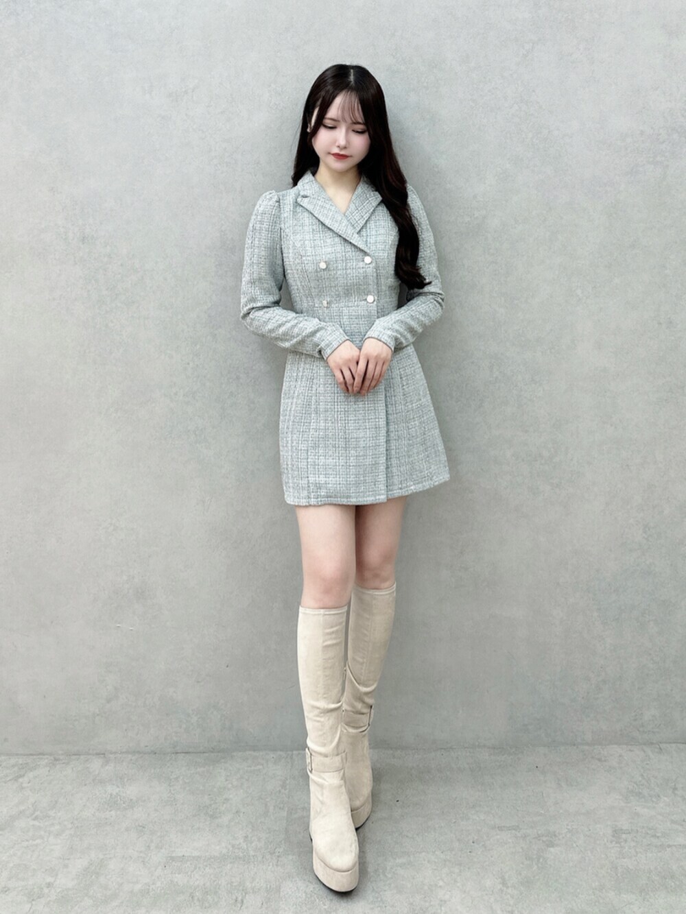 ホワイト系のブーツ、ブルー系のワンピースを着用したレディースの秋コーディネートの2枚目の写真