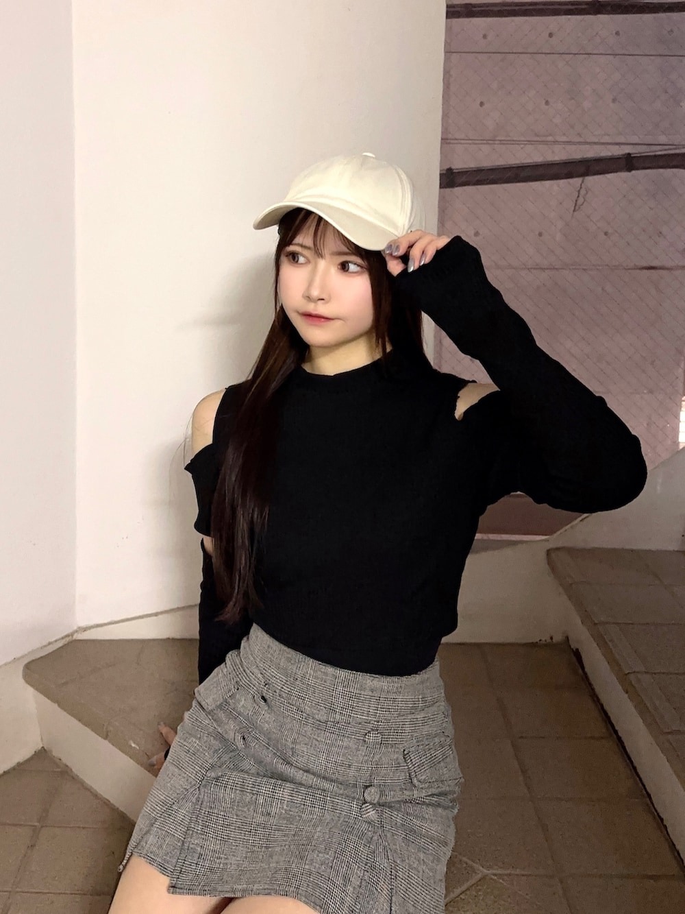 ブラック系のTシャツ/カットソー、その他のスカート、ブラック系のサンダルを着用したレディースの春コーディネートの4枚目の写真