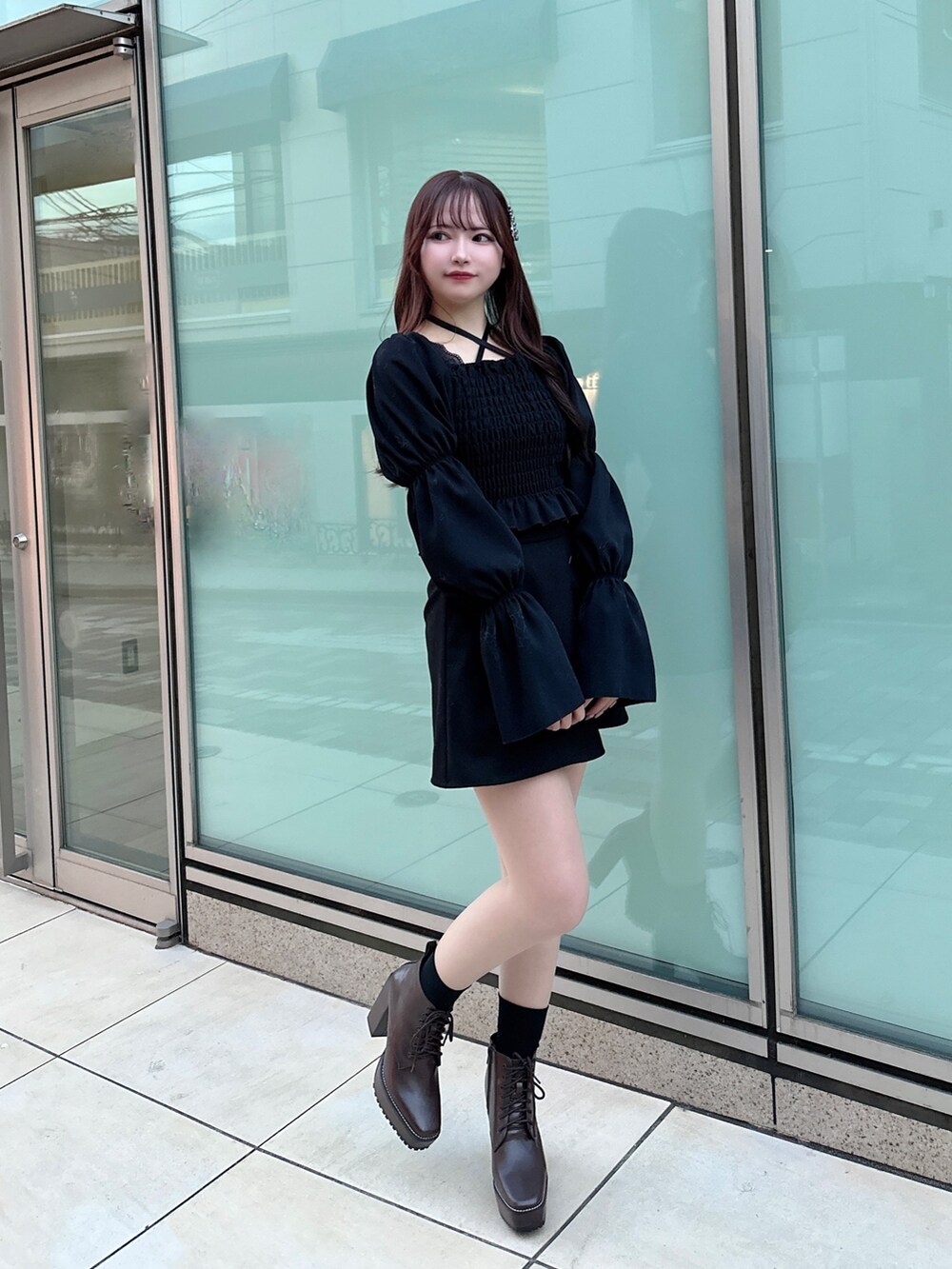 ベージュ系のその他アウター、ブラック系のシャツ/ブラウス、ブラック系のスカートを着用したレディースの冬コーディネートの5枚目の写真