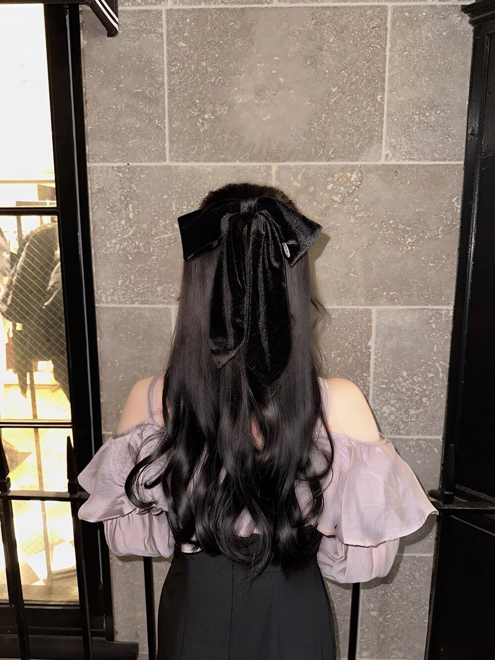 ピンク系のワンピース、ブラック系のパンプス、ブラック系のバレッタ/ヘアクリップを着用したレディースの秋コーディネートの6枚目の写真