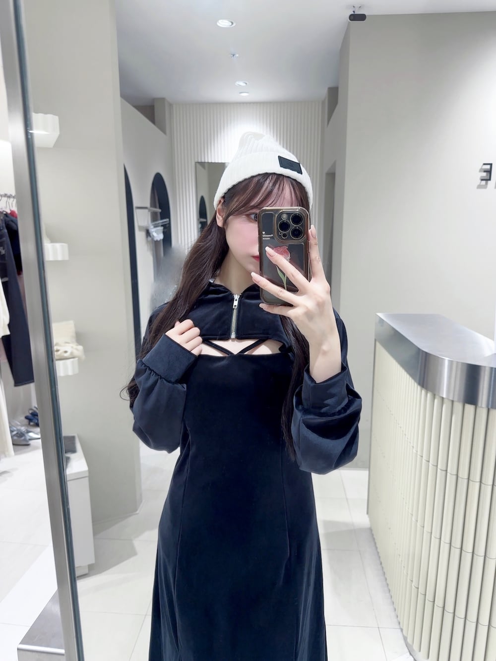 ブラック系のワンピース、その他のブーツ、ホワイト系のニットキャップ/ビーニーを着用したレディースの秋コーディネートの4枚目の写真