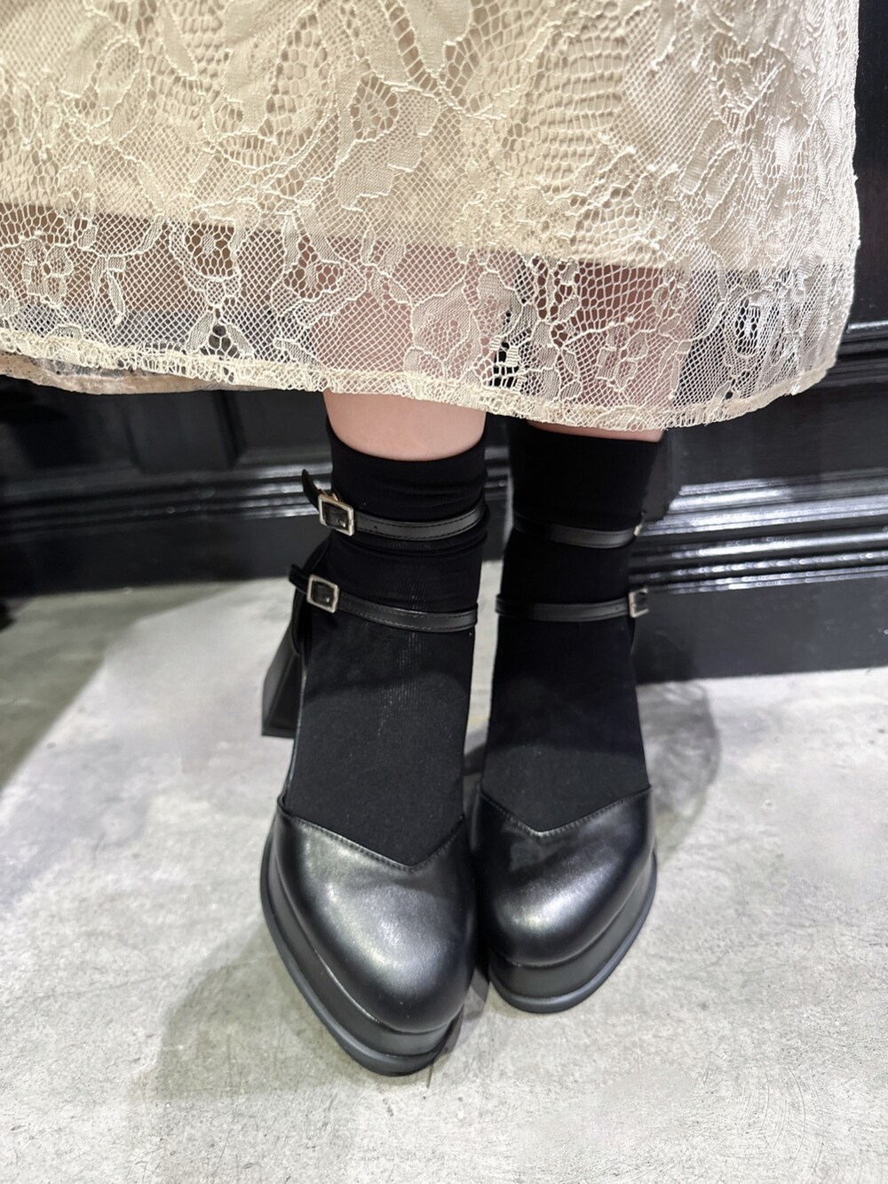 ベージュ系のワンピース、ブラック系のショルダーバッグ、ブラック系のパンプスを着用したレディースの夏コーディネートの6枚目の写真