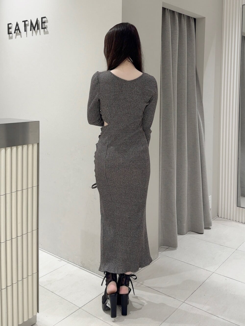 ブラック系のサンダル、グレー系のワンピースを着用したレディースの秋コーディネートの4枚目の写真