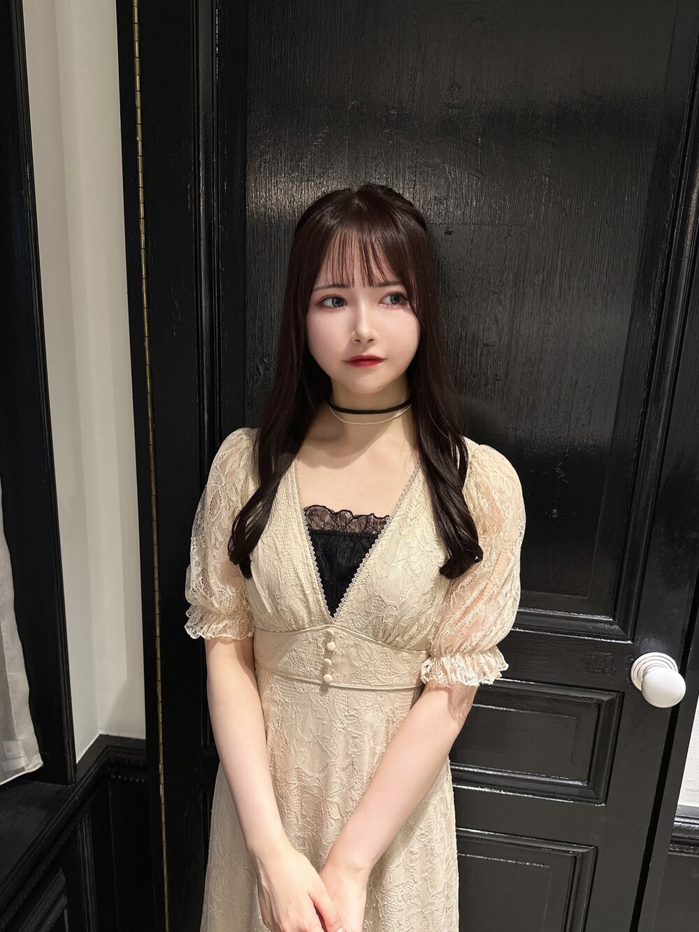 ベージュ系のワンピース、ブラック系のショルダーバッグ、ブラック系のパンプスを着用したレディースの夏コーディネートの4枚目の写真