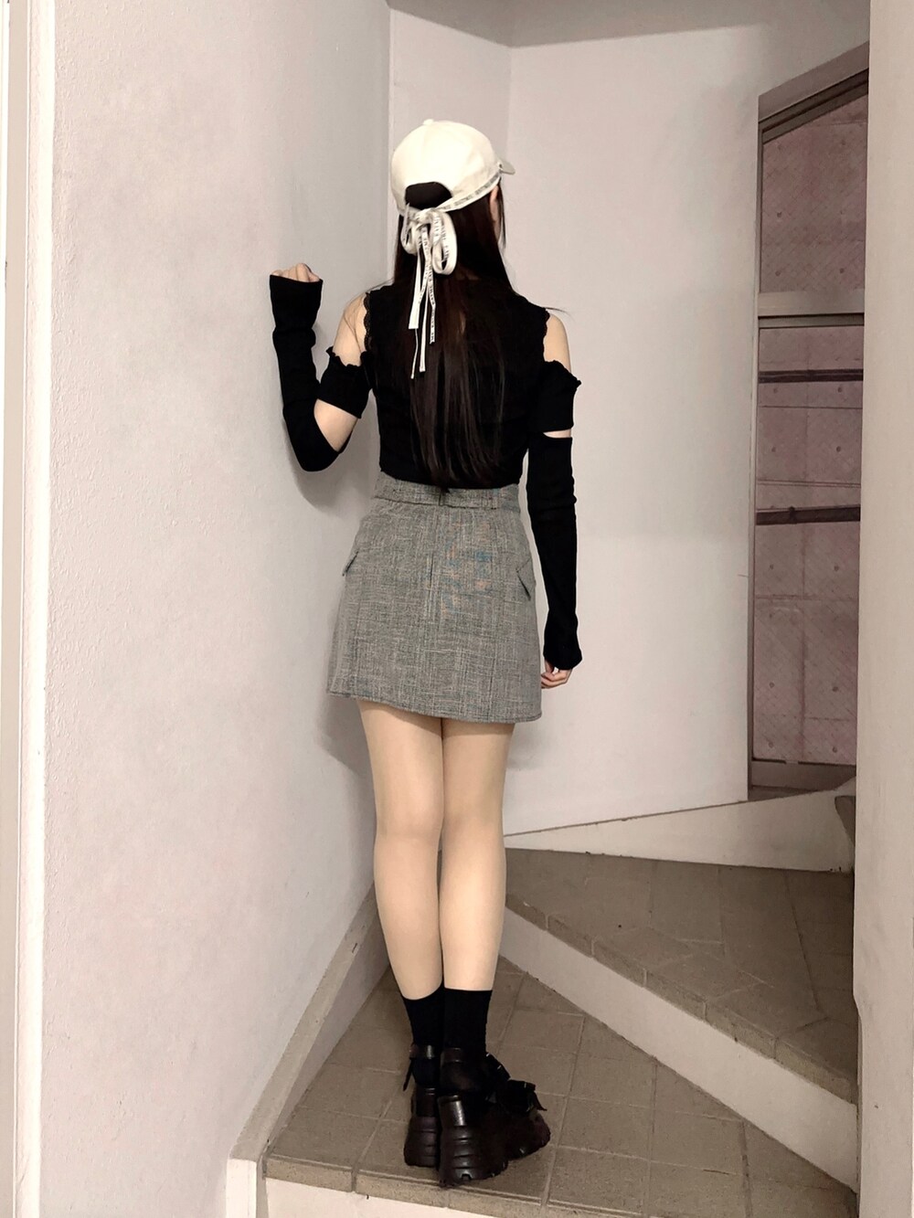 ブラック系のTシャツ/カットソー、その他のスカート、ブラック系のサンダルを着用したレディースの春コーディネートの3枚目の写真