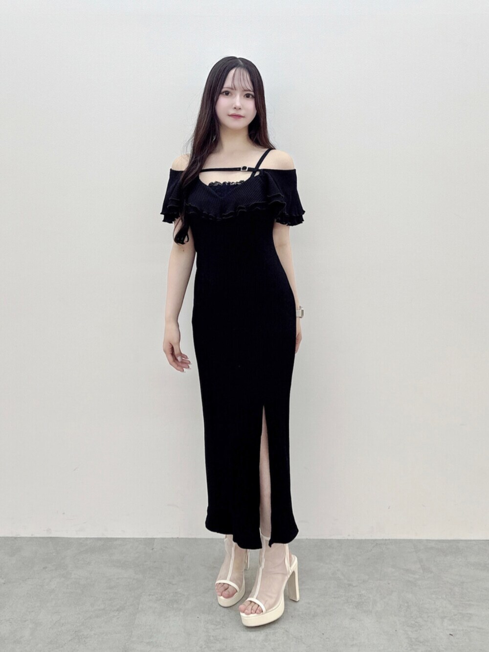 ブラック系のワンピース、ホワイト系のサンダルを着用したレディースの夏コーディネートの2枚目の写真