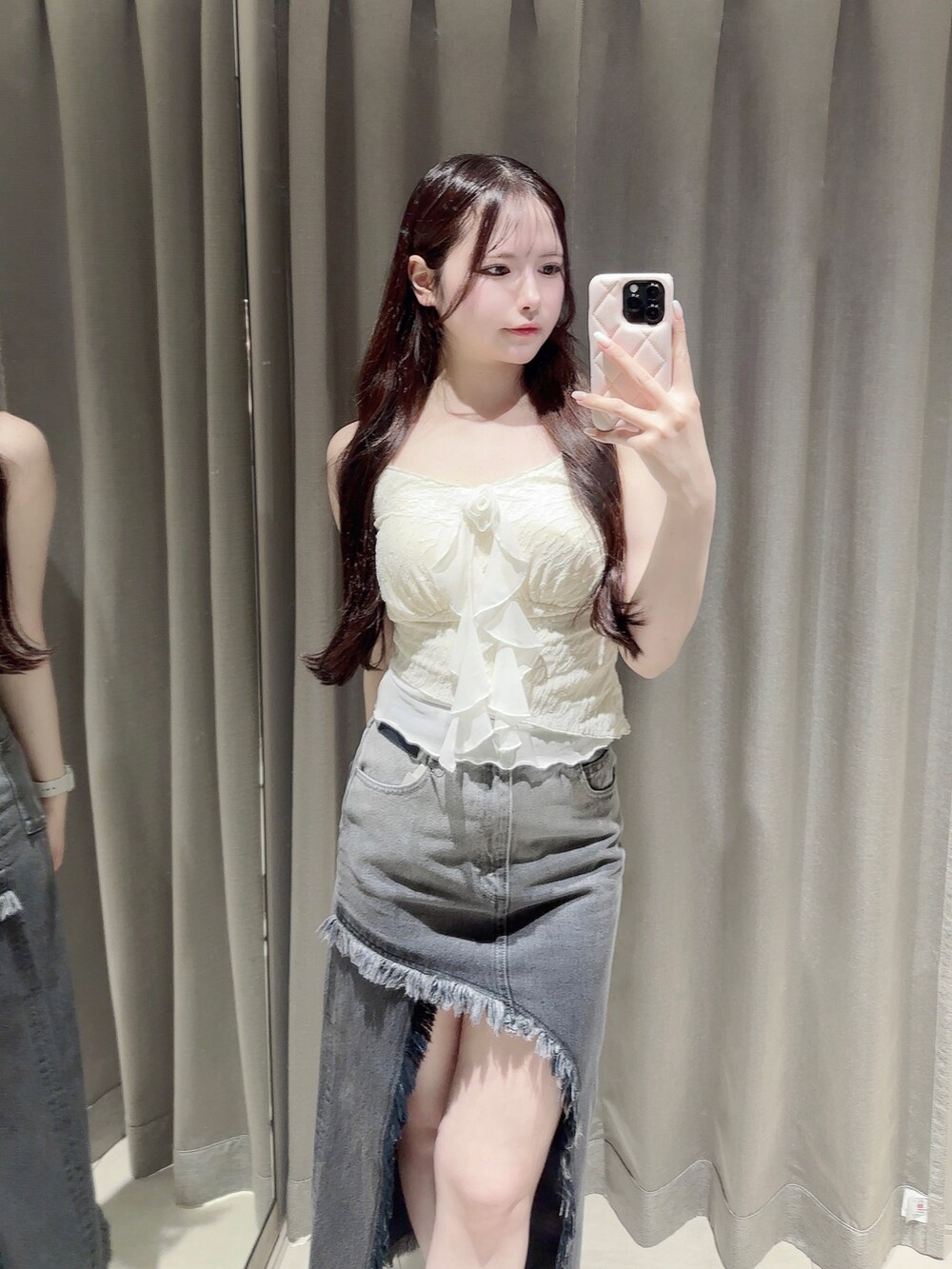 ブラック系のデニムスカート、ホワイト系のキャミソール、ホワイト系のサンダルを着用したレディースの夏コーディネートの5枚目の写真