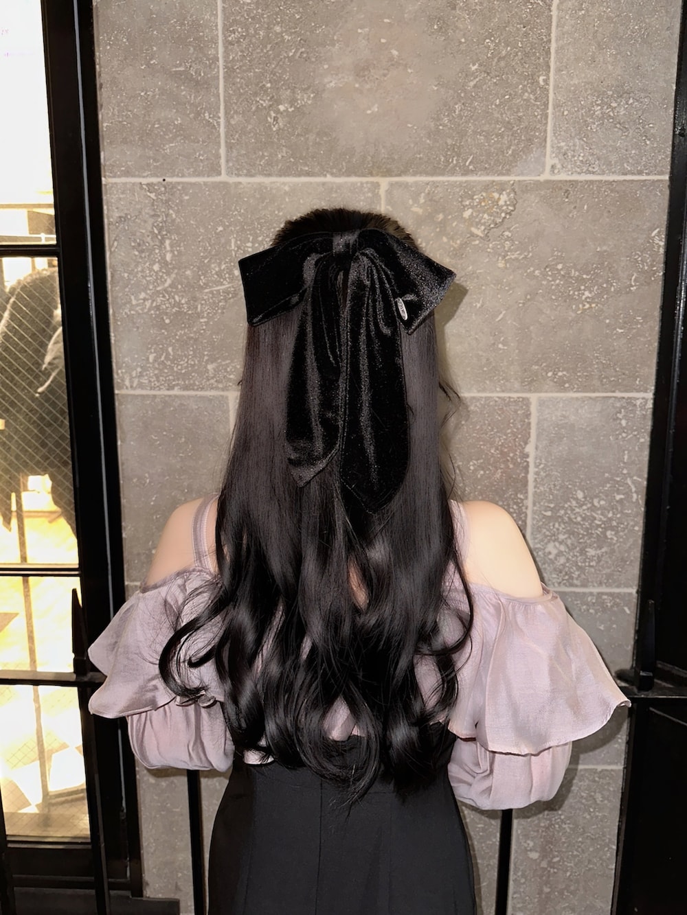 ピンク系のワンピース、ブラック系のパンプス、ブラック系のバレッタ/ヘアクリップを着用したレディースの秋コーディネートの5枚目の写真
