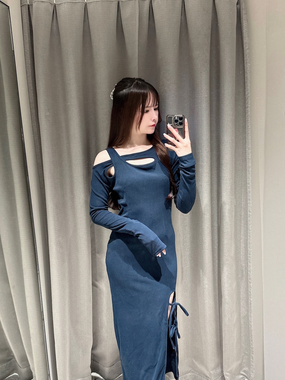 ブルー系のワンピース、ブラック系のパンプスを着用したレディースの秋コーディネートの4枚目の写真