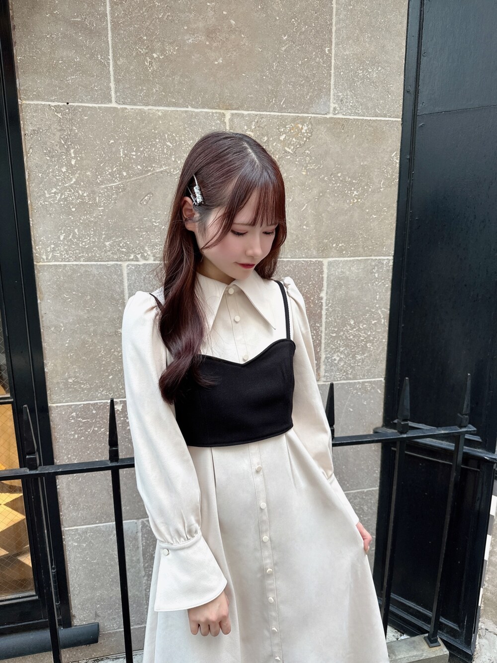 ホワイト系のワンピース、その他のパンプス、ブラック系のカーディガン/ボレロを着用したレディースの秋コーディネートの4枚目の写真