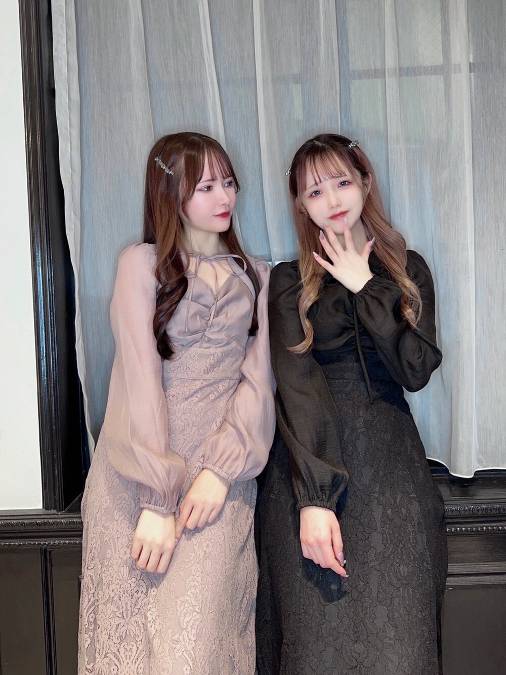 ピンク系のワンピース、その他のパンプス、ブラック系のバレッタ/ヘアクリップを着用したレディースの冬コーディネートの2枚目の写真