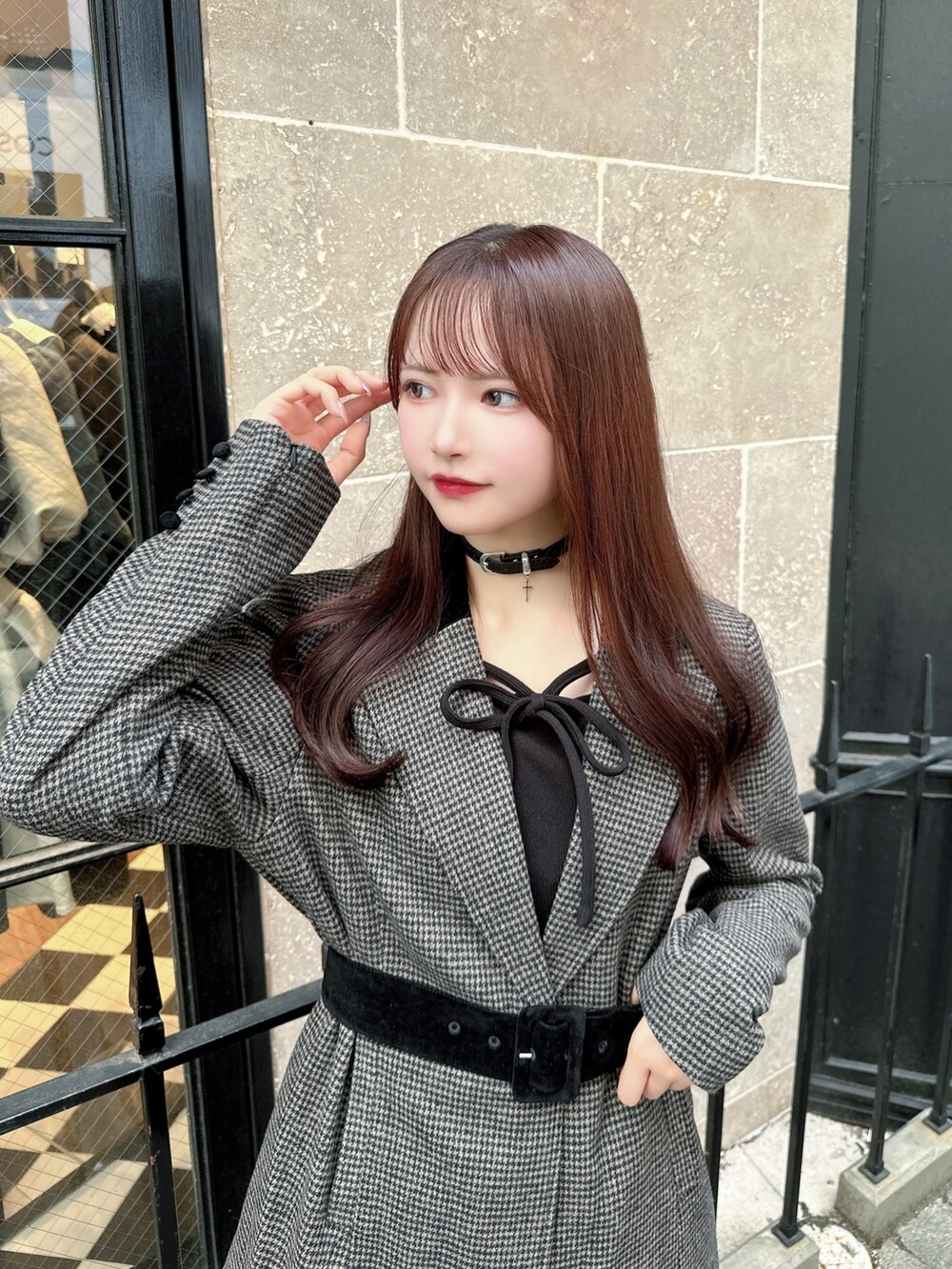 ブラック系のショルダーバッグ、ブラック系のTシャツ/カットソー、ブラウン系のスカートを着用したレディースの秋コーディネートの4枚目の写真