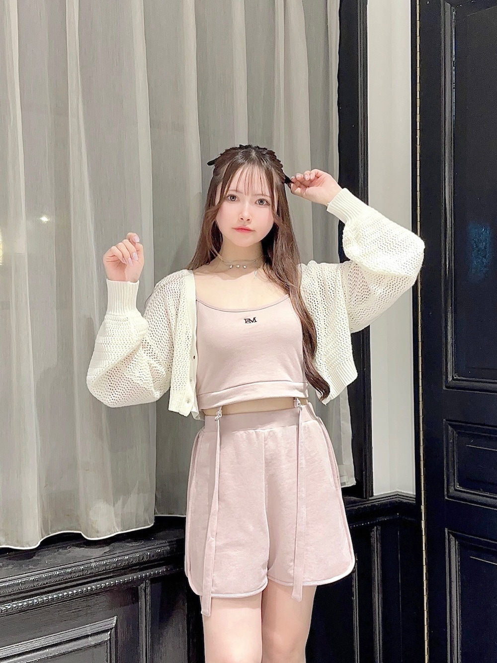 「夏コーデ、大人カジュアル、着回しコーデ、パンツスタイル、ロンパース、ガーリーカジュアル、楽チンコーデ、旅行コーデ、ラフコーデ、トレンド、カーディガン、通学コーデ、おでかけコーデ、骨格ウェーブ、着回し」｜「EATMEのBIGリボンシュシュ（シュシュ、ブラック系）」を使った、乃愛さん（レディース・158cm）の夏コーディネートの3枚目の写真