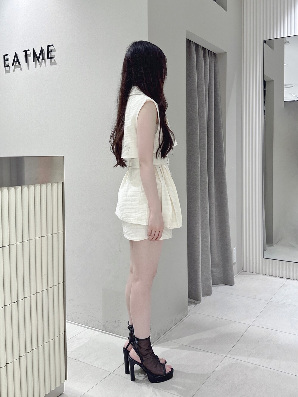 ホワイト系のつなぎ/オールインワン、ブラック系のサンダル、シルバー系のネックレスを着用したレディースの夏コーディネートの3枚目の写真