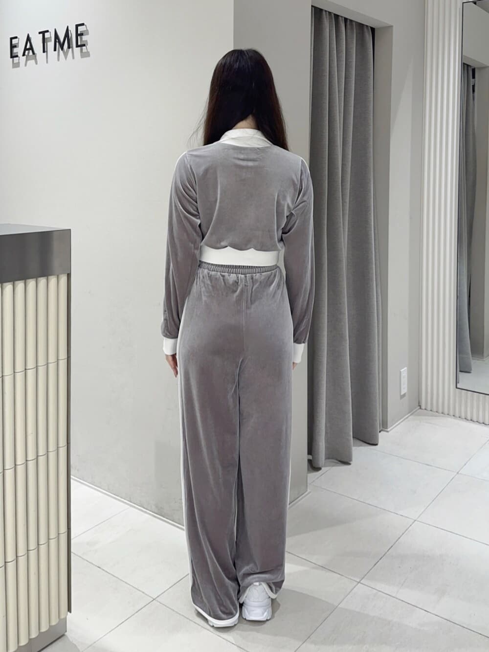 ホワイト系のスニーカー、グレー系のその他パンツ、グレー系のブルゾンを着用したレディースの秋コーディネートの4枚目の写真