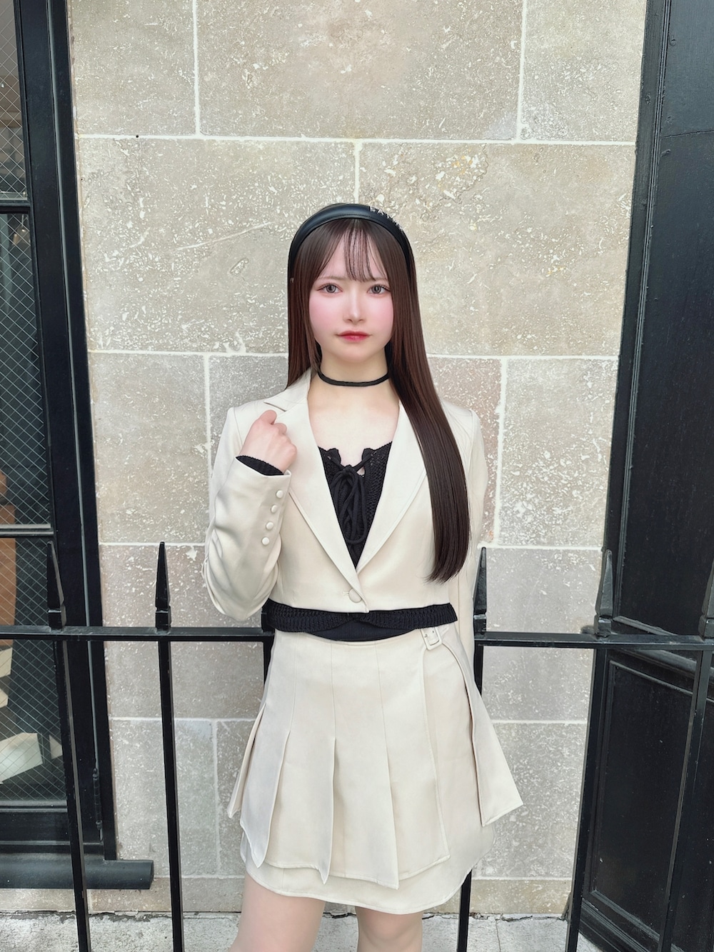 イエロー系のスカート、ブラック系のニット/セーター、イエロー系のテーラードジャケットを着用したレディースの春コーディネートの4枚目の写真