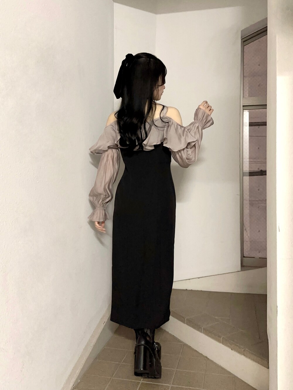 ピンク系のワンピース、ブラック系のパンプス、ブラック系のバレッタ/ヘアクリップを着用したレディースの秋コーディネートの3枚目の写真