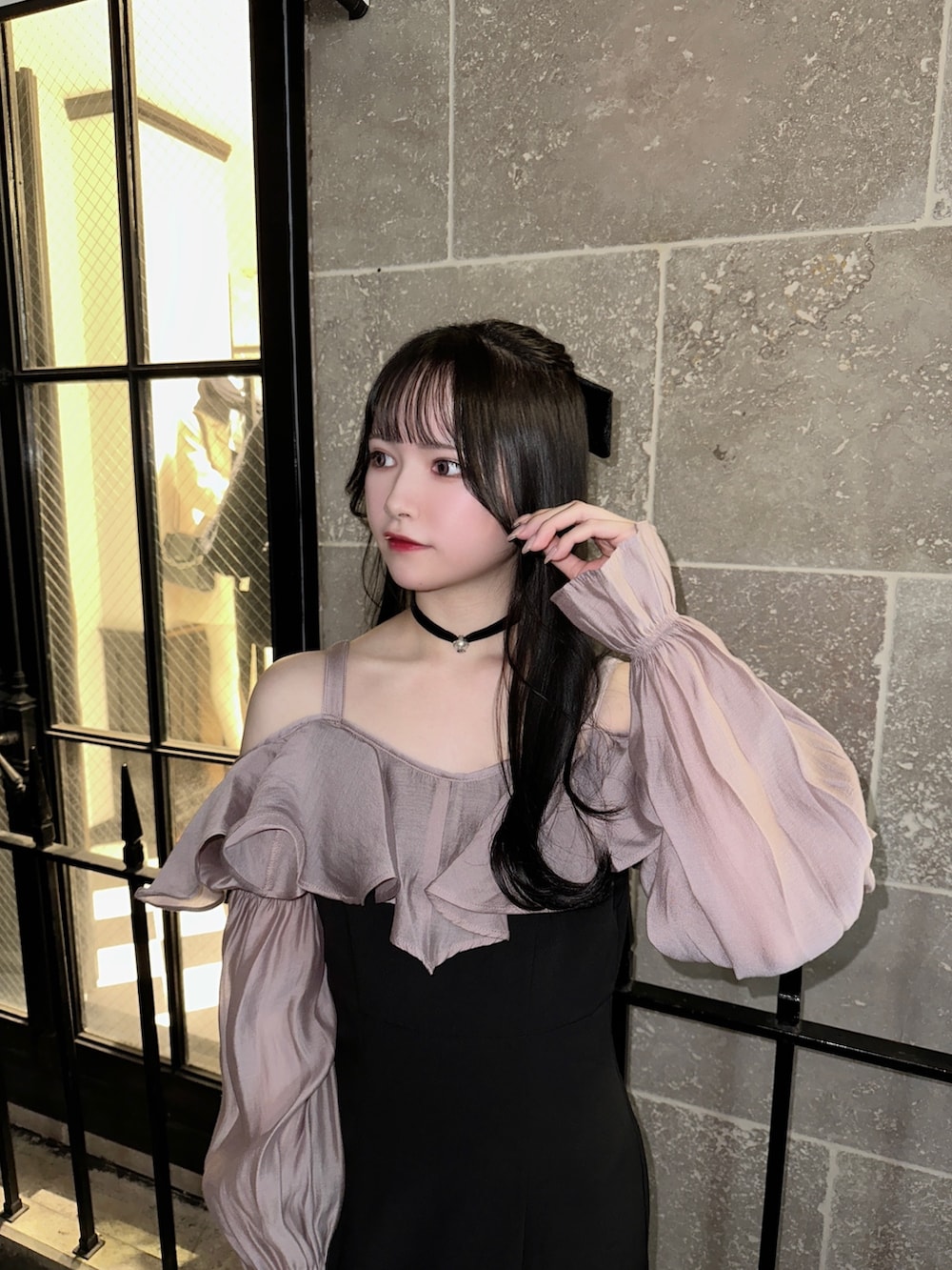 ピンク系のワンピース、ブラック系のパンプス、ブラック系のバレッタ/ヘアクリップを着用したレディースの秋コーディネートの4枚目の写真