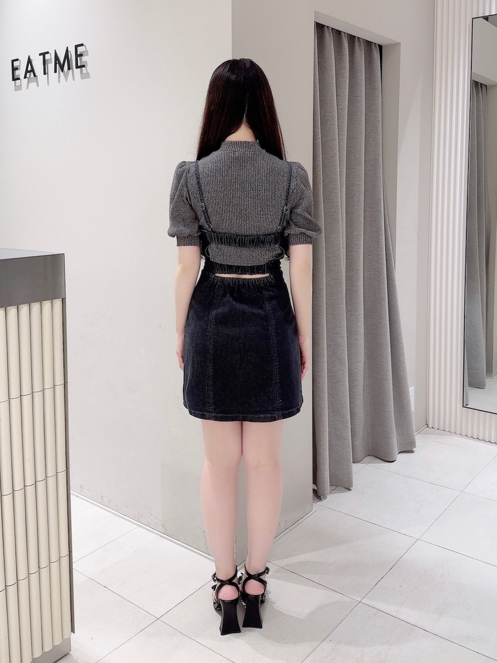 ブラック系のワンピース、ブラック系のサンダル、グレー系のTシャツ/カットソーを着用したレディースの夏コーディネートの4枚目の写真