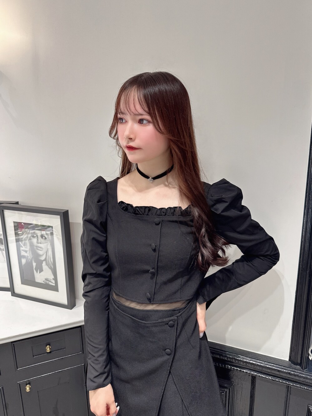 ブラック系のワンピース、ブラック系のブーツ、ブラック系のその他アウターを着用したレディースの秋コーディネートの5枚目の写真