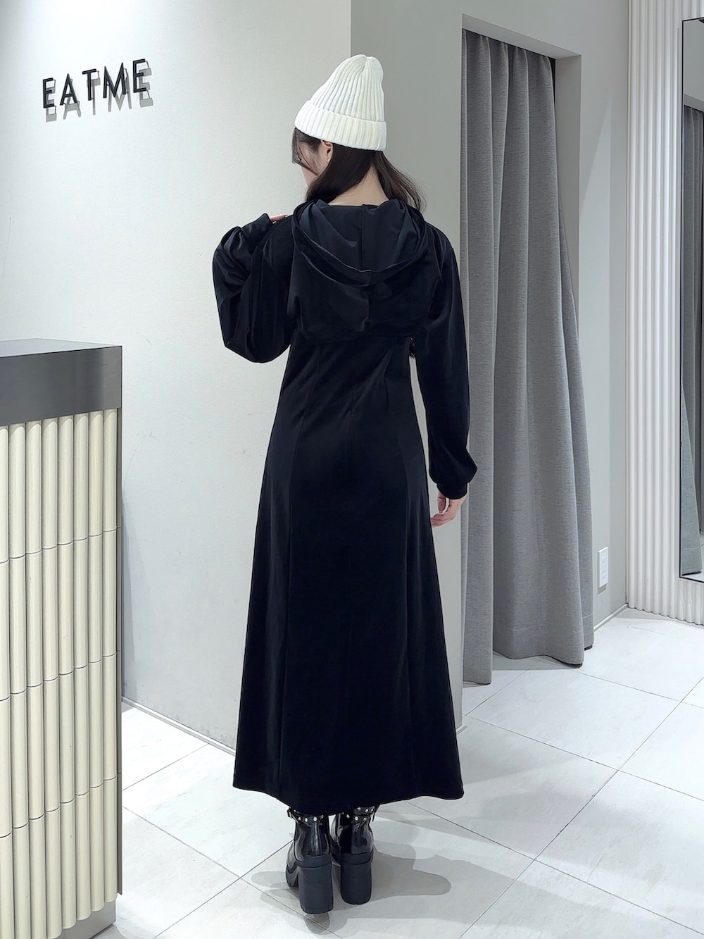 ブラック系のワンピース、その他のブーツ、ホワイト系のニットキャップ/ビーニーを着用したレディースの秋コーディネートの3枚目の写真