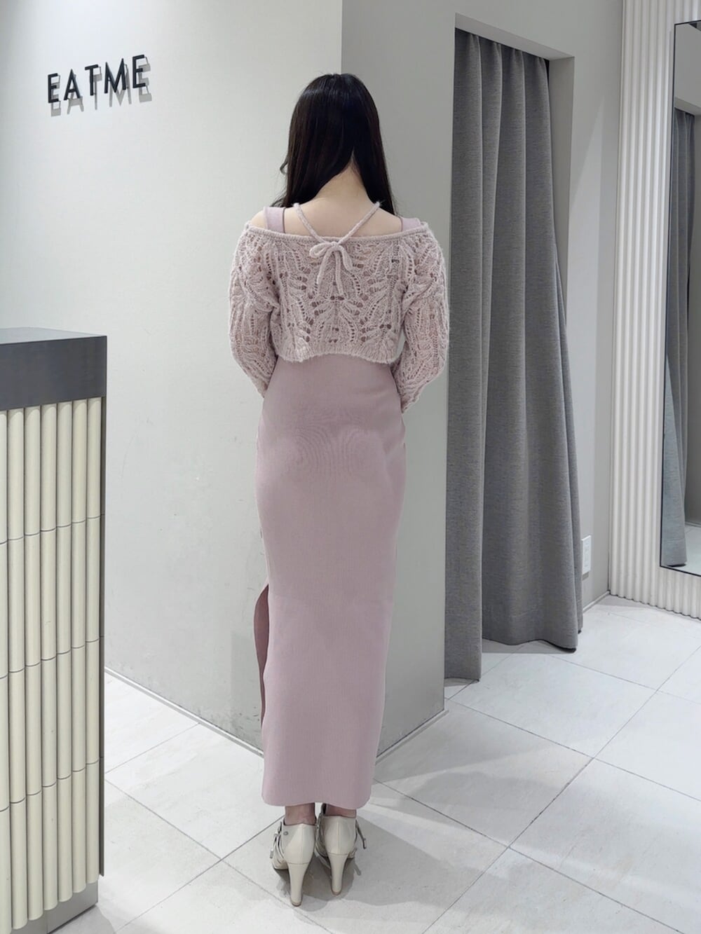 ピンク系のワンピース、ホワイト系のブーツを着用したレディースの冬コーディネートの3枚目の写真