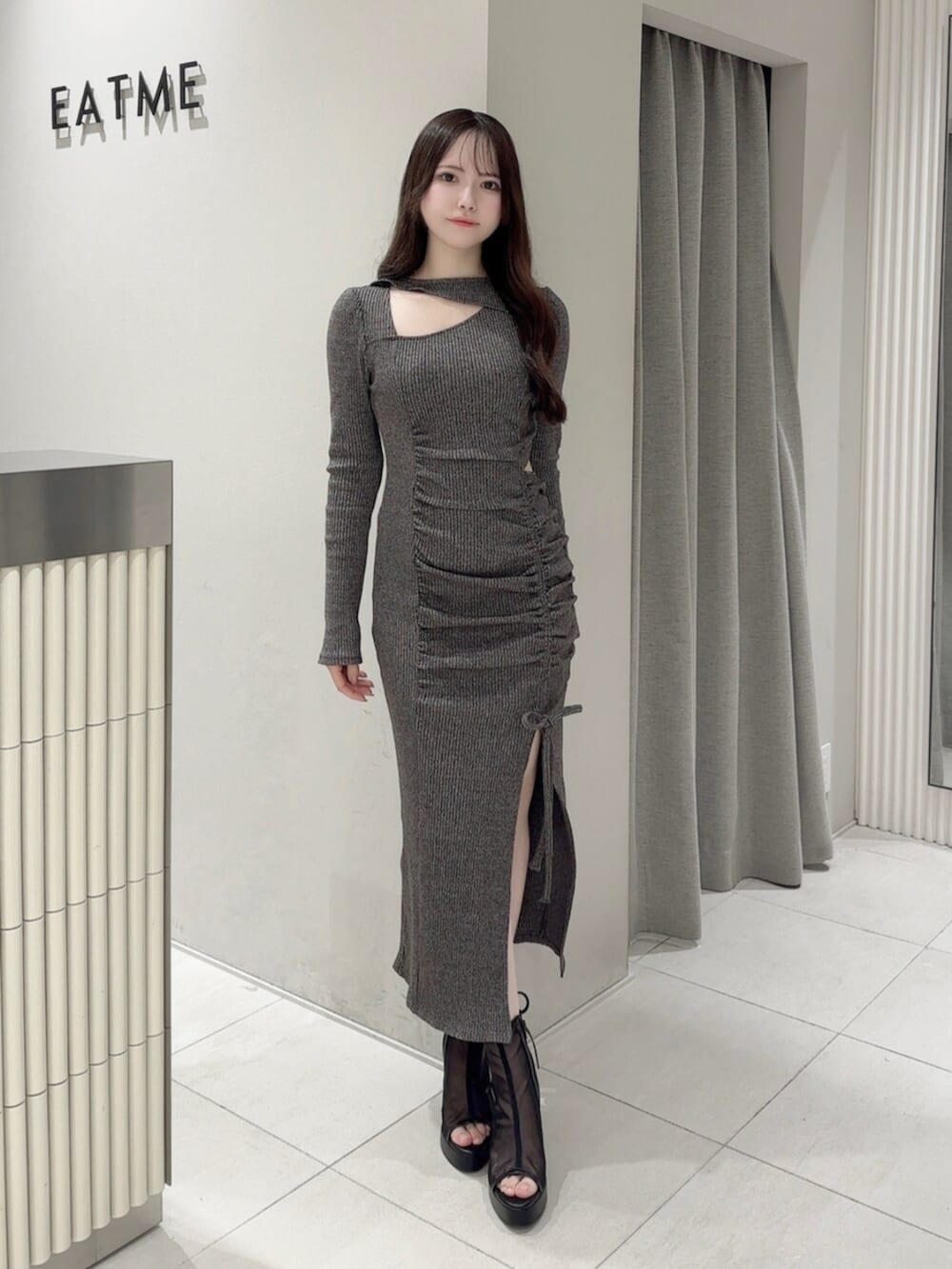 ブラック系のサンダル、グレー系のワンピースを着用したレディースの秋コーディネートの2枚目の写真