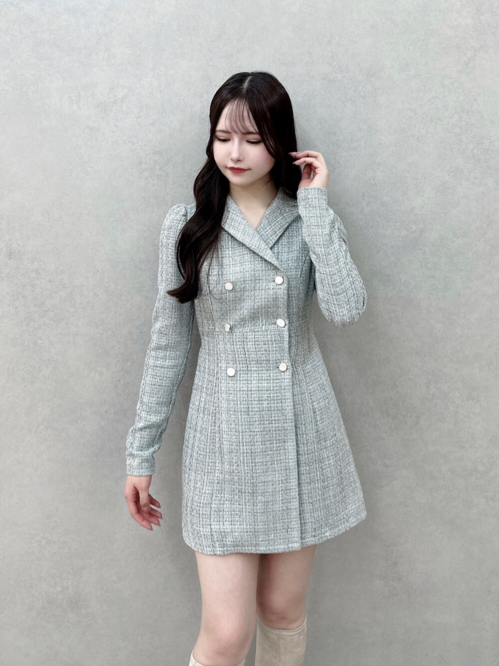 ホワイト系のブーツ、ブルー系のワンピースを着用したレディースの秋コーディネートの5枚目の写真