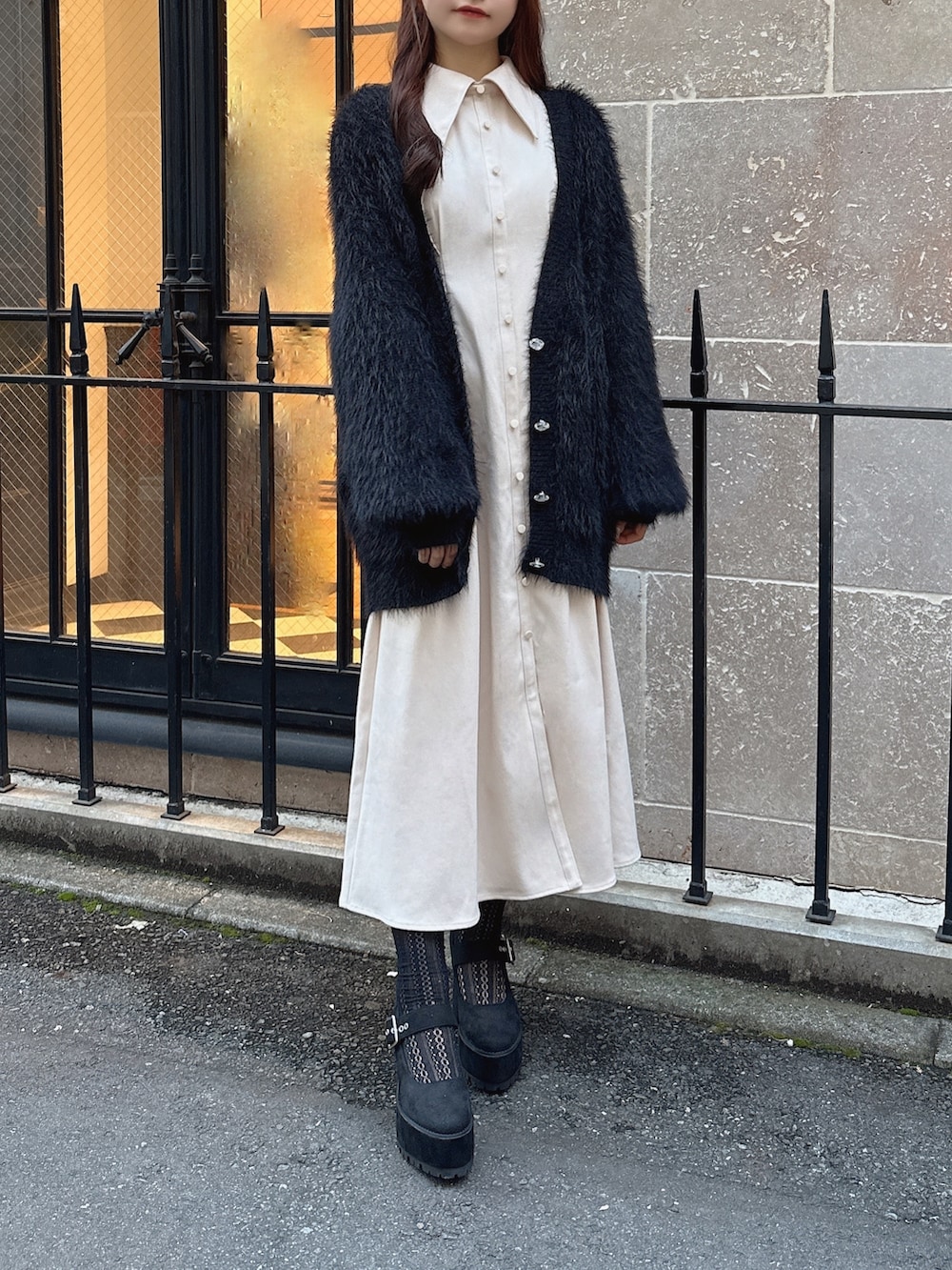 ホワイト系のワンピース、その他のパンプス、ブラック系のカーディガン/ボレロを着用したレディースの秋コーディネートの5枚目の写真