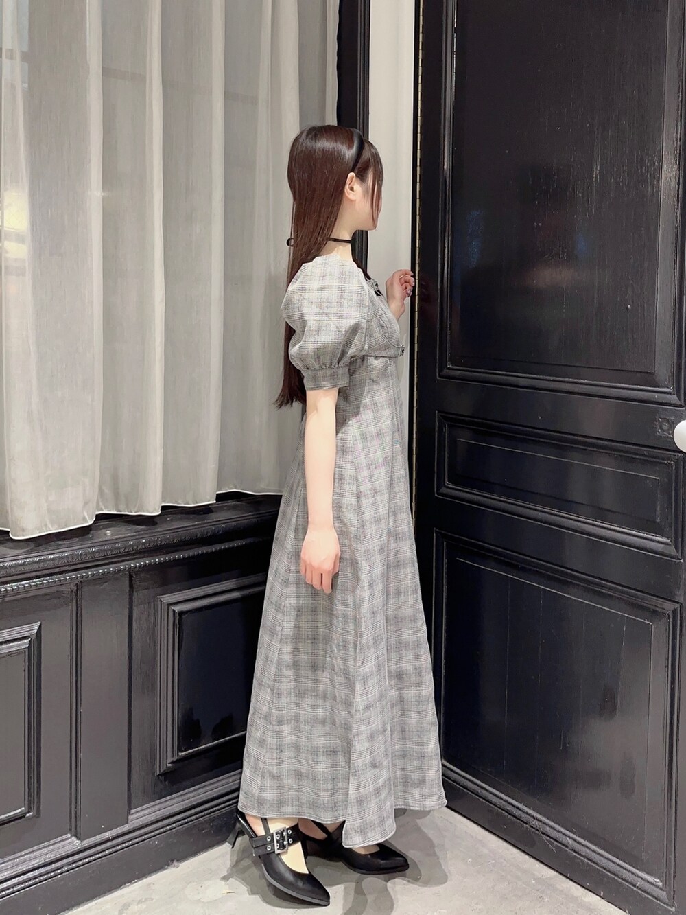 その他のワンピース、ブラック系のパンプス、ブラック系のカチューシャを着用したレディースの春コーディネートの3枚目の写真