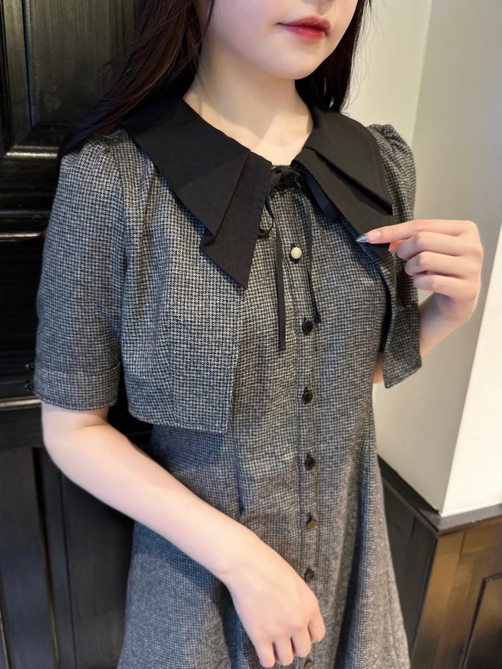 グレー系のワンピース、ブラック系のパンプスを着用したレディースの夏コーディネートの4枚目の写真