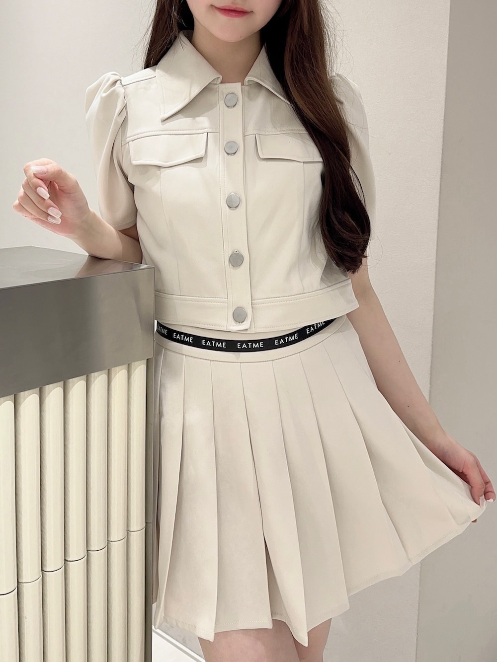 ホワイト系のスカート、ホワイト系のシャツ/ブラウス、ブラック系のパンプスを着用したレディースの夏コーディネートの5枚目の写真