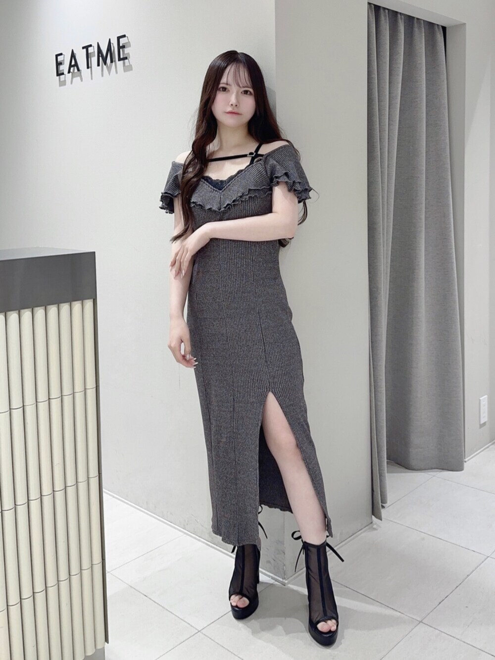 グレー系のワンピース、ブラック系のサンダルを着用したレディースの夏コーディネートの2枚目の写真