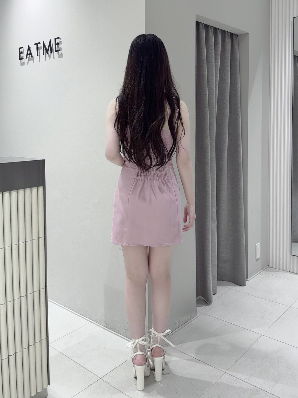 ピンク系のワンピース、ホワイト系のサンダル、シルバー系のネックレスを着用したレディースの夏コーディネートの4枚目の写真