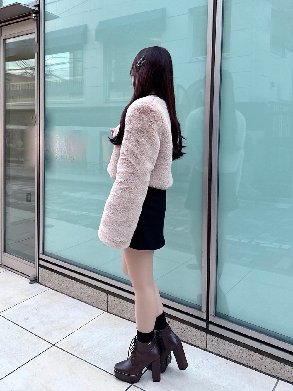 ベージュ系のその他アウター、ブラック系のシャツ/ブラウス、ブラック系のスカートを着用したレディースの冬コーディネートの2枚目の写真