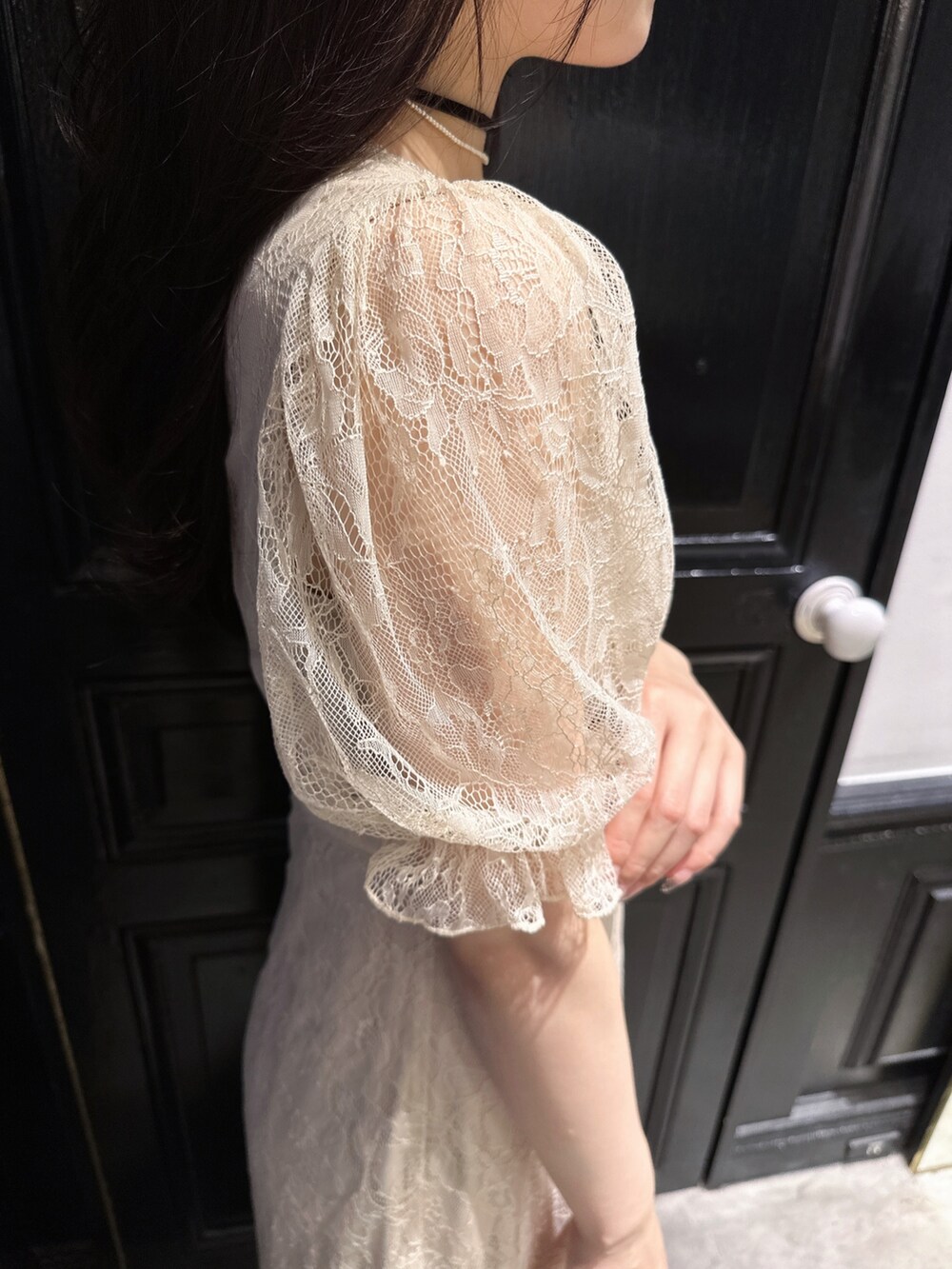 ベージュ系のワンピース、ブラック系のショルダーバッグ、ブラック系のパンプスを着用したレディースの夏コーディネートの5枚目の写真